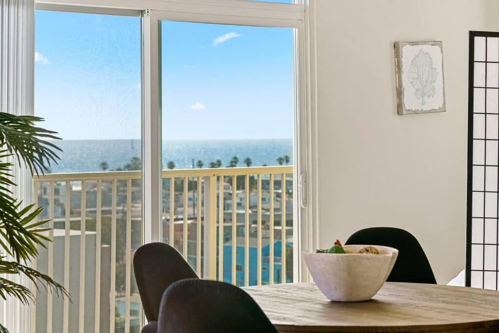 Smoky Quartz -marina View Spacious 3br Near Yacht Club Apartamento